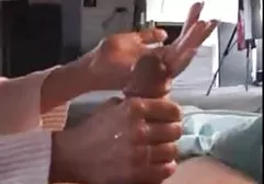 Sıcak kız soyma gizli turbanli sex ve webcam oynuyor